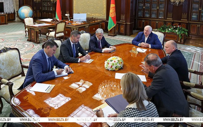 Трамп передал в подарок Лукашенко запонки с изображением Белого дома