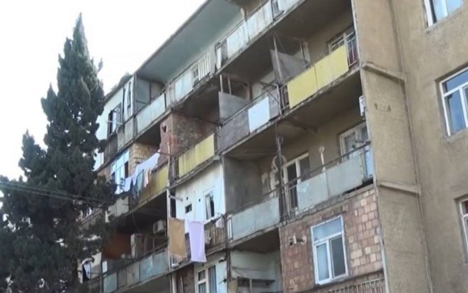 Gəncədə yataqxanada eyvan uçub – sakinlər narahatdır (VİDEO)