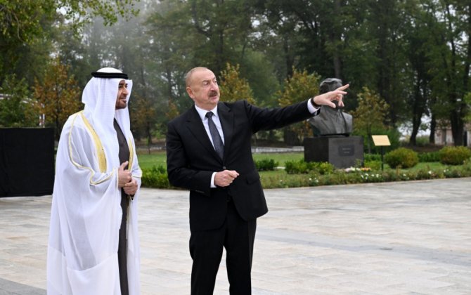 Prezidentlər güllələnmiş heykəllərə baxıblar - FOTOLAR