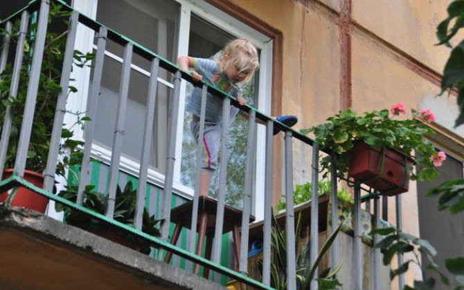 В Нахчыване 5-летняя девочка упала с балкона