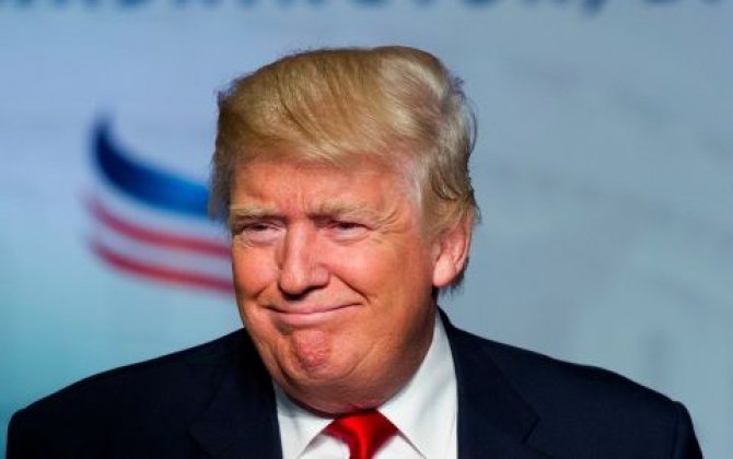 В Вашингтоне установили золотую статую Трампа - Видео