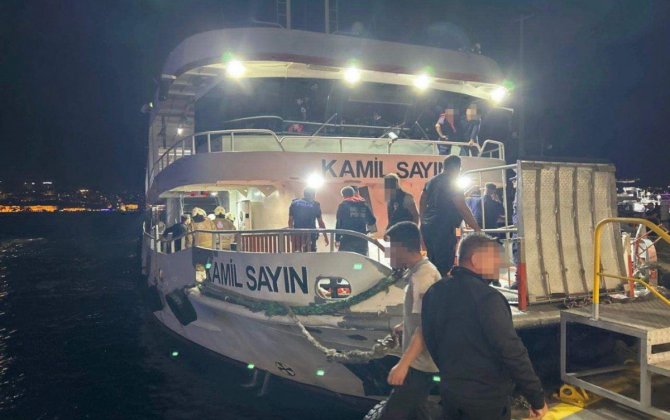 İstanbul boğazında sərnişin bərəsi yük gəmisi ilə toqquşub