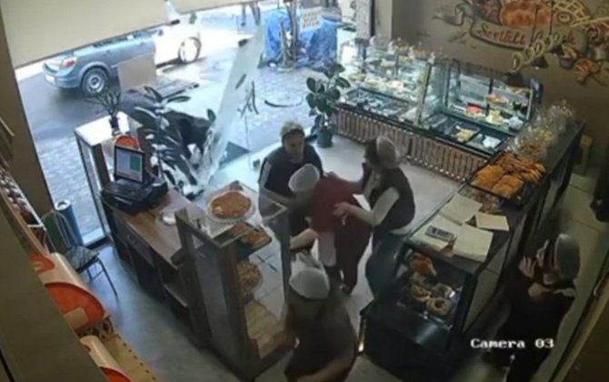İnək şirniyyat mağazasına hücum çəkdi - Yaralı var+Video