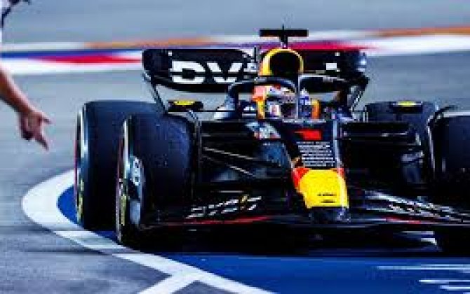 Пилот Red Bull лидирует в основной гонке 