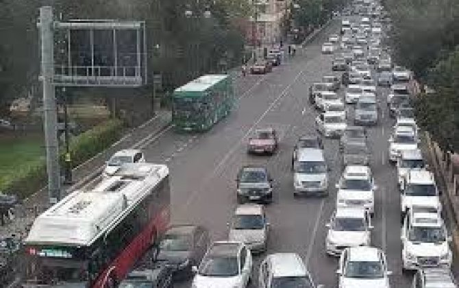В Баку на ряде основных улиц и проспектов затруднено движение транспорта