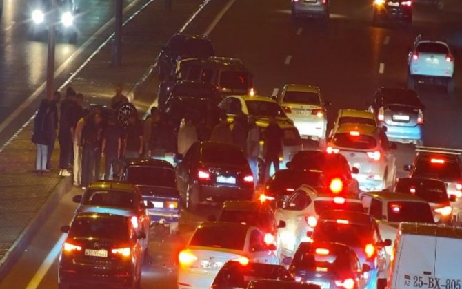 Olimpiya Stadionunun yaxınlığında yol qəzası olub, sıxlıq yaranıb - FOTO