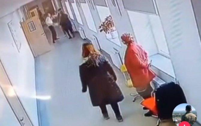Məktəbdə şagirdi və xadiməni döyən şəxs işdən çıxarıldı - VİDEO