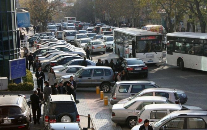 Bu ərazidə avtomobil saxlayan sürücülərin NƏZƏRİNƏ - 40 manat cərimə oluna bilərsiniz