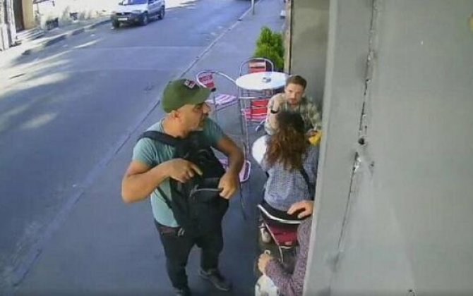 Tiflisdə azərbaycanlı gənc silahla hədələndi