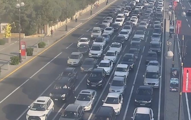 На ряде улиц и проспектов Баку затруднено движение транспорта
