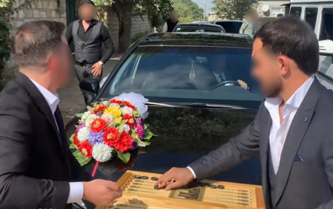 Gəlin maşınının qarşısını kəsib nərd oynadılar - Bəyin 4 dostu həbs edildi