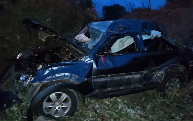 Minik avtomobili çaya aşıb - Xəsarət alanlar var