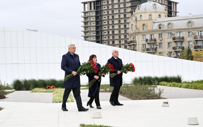 Dövlət və hökumət rəsmiləri Bakıda Zəfər parkında olublar - FOTO