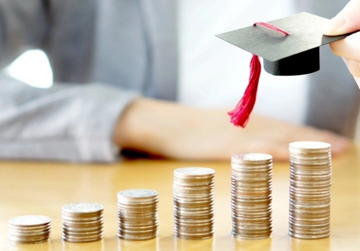 Universitetlərlə valideynləri üz-üzə gətirən problem - Təhsil haqqı necə ödənməlidir?