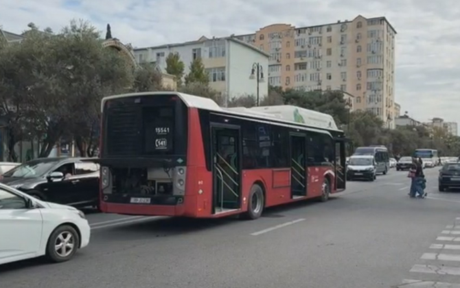 Bakıda avtobus xarab olub yolda qaldı - Video