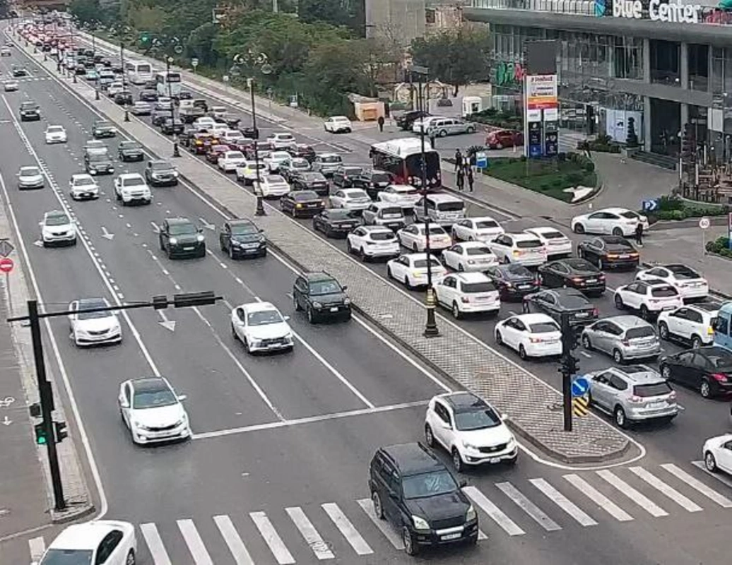 Paytaxtın bu yollarında sıxlıq var - SİYAHI