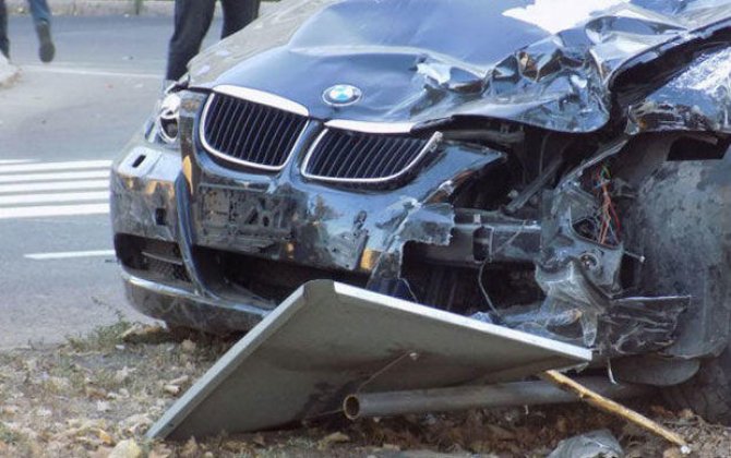 В Баку BMW врезался в стену: погиб водитель