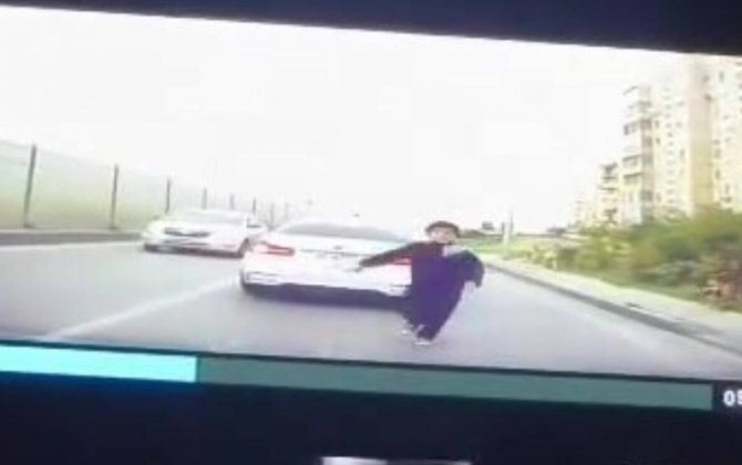 Bakıda uşaq özünü maşının üstünə atdı - VİDEO