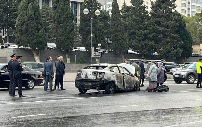 Milli Məclisin qarşısında maşın yandı