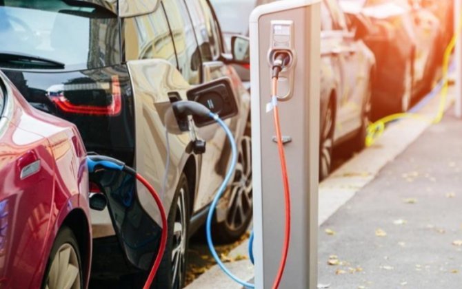 Elektromobil və hibrid avtomobillərin şarj məntəqələrində qanunsuz parklanma - VİDEO
