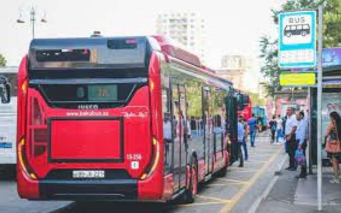 Bakıda avtobusda ödəniş etməyən sərnişin sürücünün qulaq pərdəsini cırdı