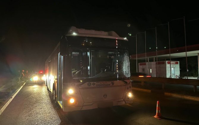На трассе Баку-Шамахы автобус наехал на пешехода из-за лопнувшей шины