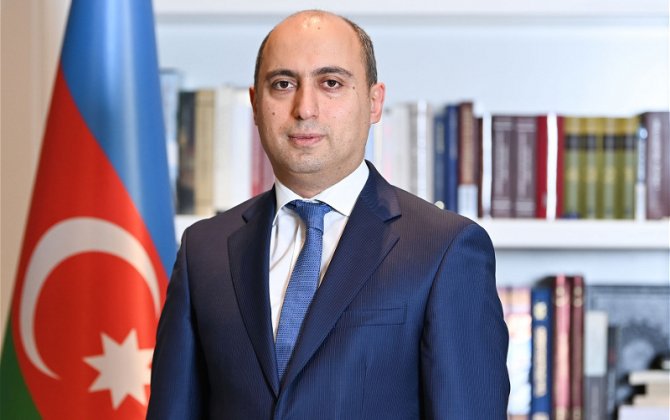 Emin Əmrullayev müəllimləri təbrik etdi - FOTO