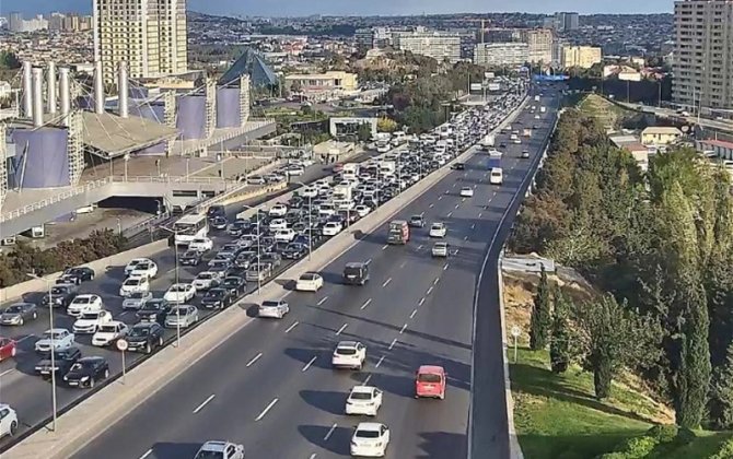 В Баку на 15 улицах и проспектах наблюдается плотный поток транспорта