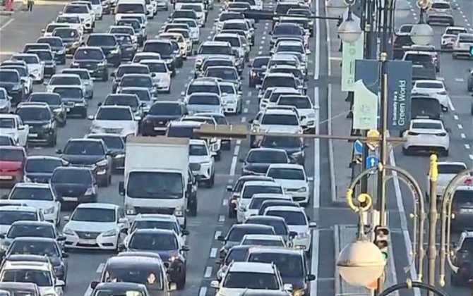 В Баку на ряде улиц и проспектов затруднено движение транспорта