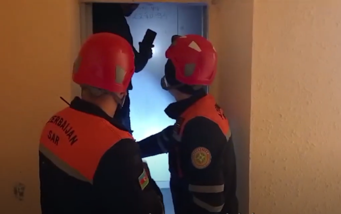 Спасатели МЧС пришли на помощь застрявшему в лифте