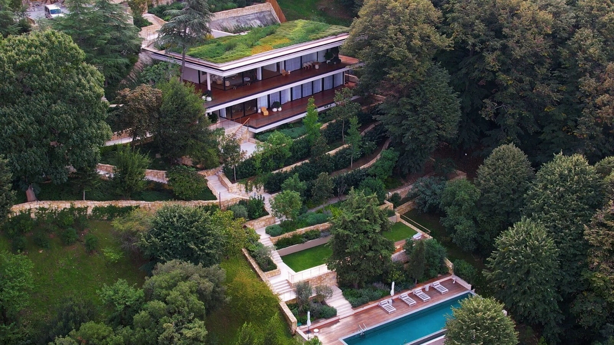 İstanbulda əvvəllər Adnan Oktara məxsus olan dəbdəbəli villa görüntülənib - FOTO