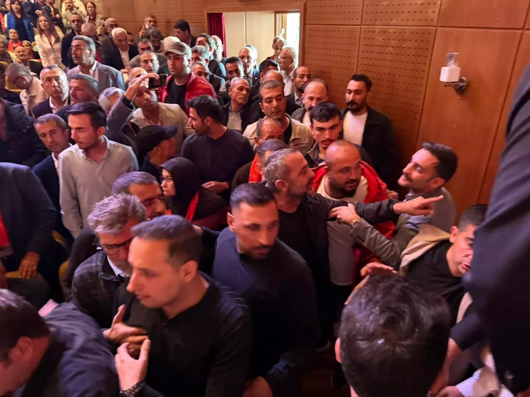 CHP üzvləri qurultayda yumruq davasına çıxdılar - VİDEO