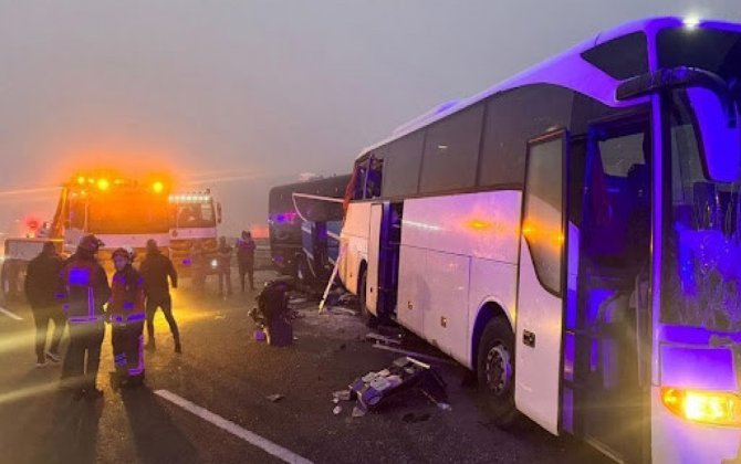 Avtobus dayanacağa çırpılıb, ölən və yaralananlar var