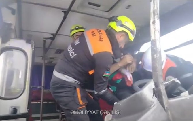 Binəqədidə iki avtobus toqquşdu: Sürücü belə xilas edildi – ANBAAN VİDEO