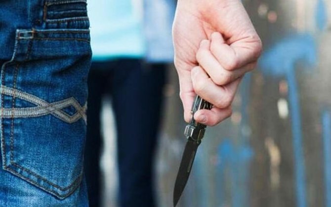 11-ci sinif şagirdləri arasında mübahisə - Bıçaqlanan var