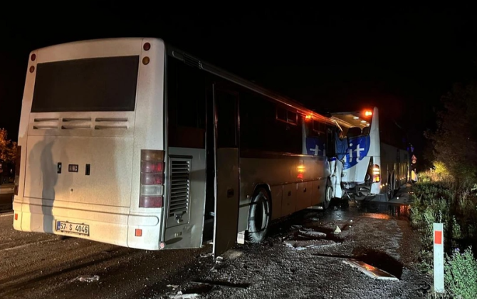 Sərnişin avtobusu toqquşub, 12 nəfər xəsarət alıb