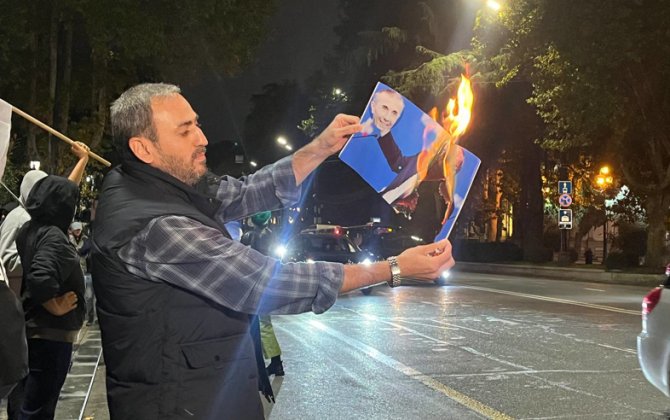 Gürcüstandakı mitinqdə azərbaycanlı jurnalist Putinin və İvanişvilinin portretlərini yandırdı...
