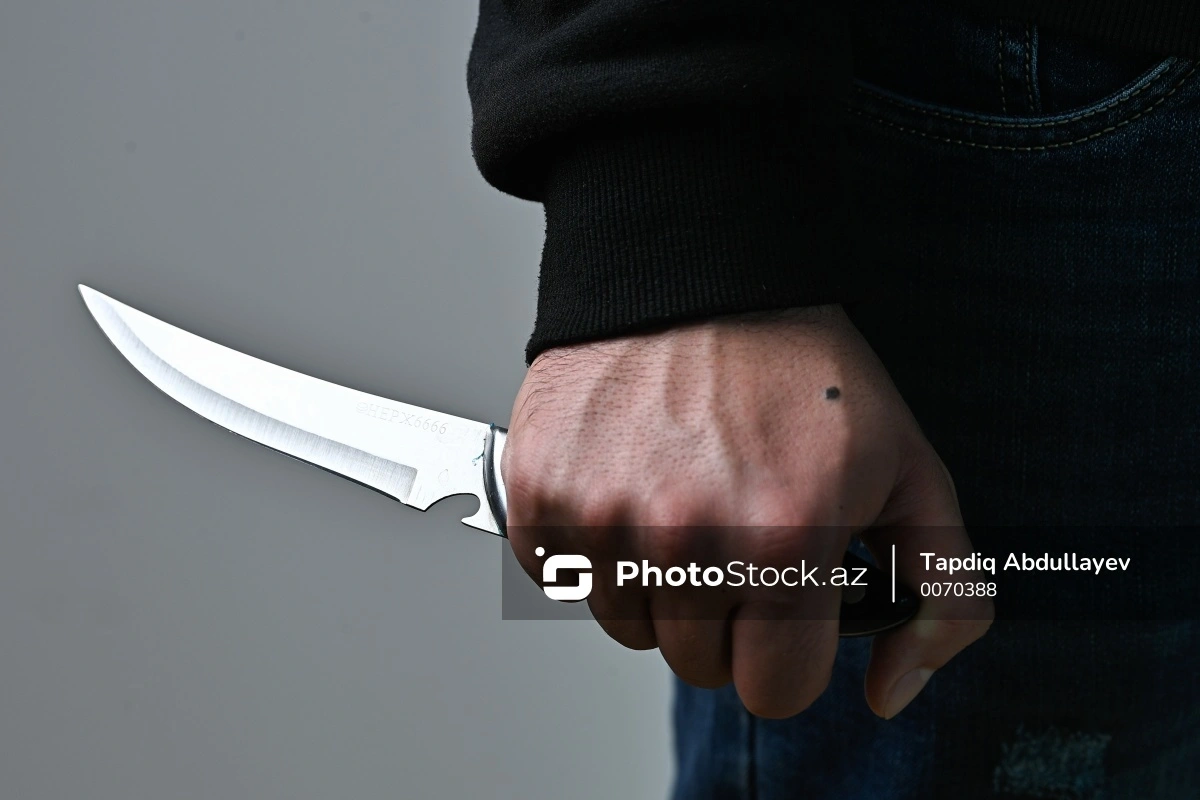 В Баку 55-летний мужчина напал с ножом на 32-летнего знакомого