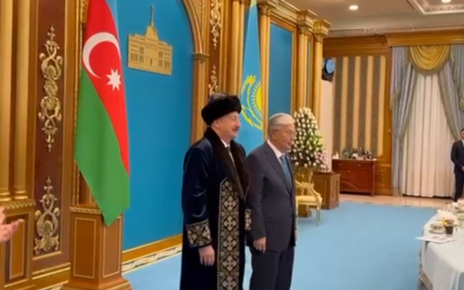 Tokayev İlham Əliyevə qazax milli geyimini hədiyyə etdi - VİDEO