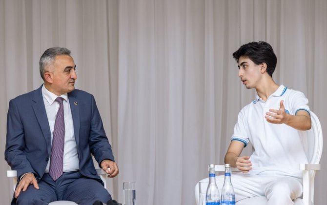 Vəkillər Kollegiyasının sədri şagirdlərlə görüşdü - FOTO