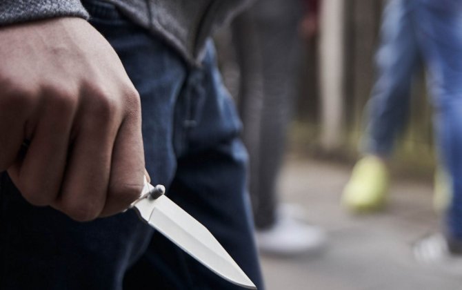 В Билясуваре 45-летний мужчина получил ножевые ранения