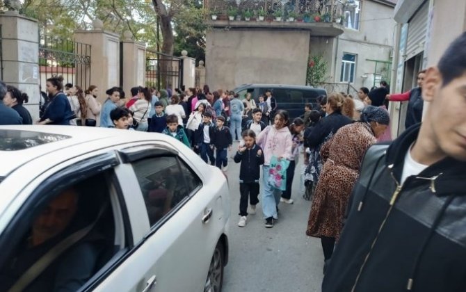143 nömrəli məktəbin qarşısında təhlükəli vəziyyət: qapıları bağlı qalır, yol tıxanır - Foto