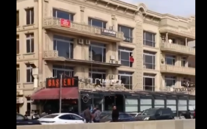 Bakıda binanın eyvanı uçaraq restoranın üstünə töküldü - VİDEO