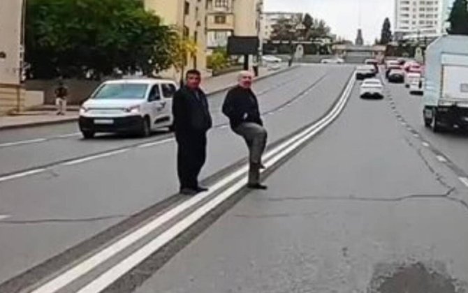 Bakıda kişi motosikletçini qəsdən yıxmaq istədi - VİDEO