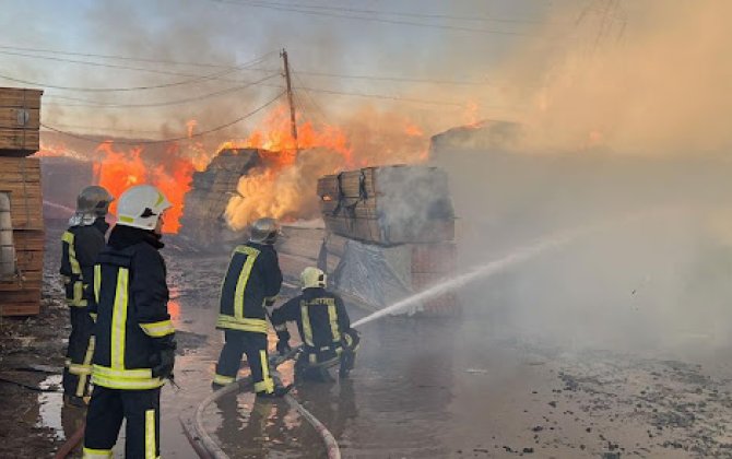 В Кешле вспыхнул пожар на территории хранения стройматериалов