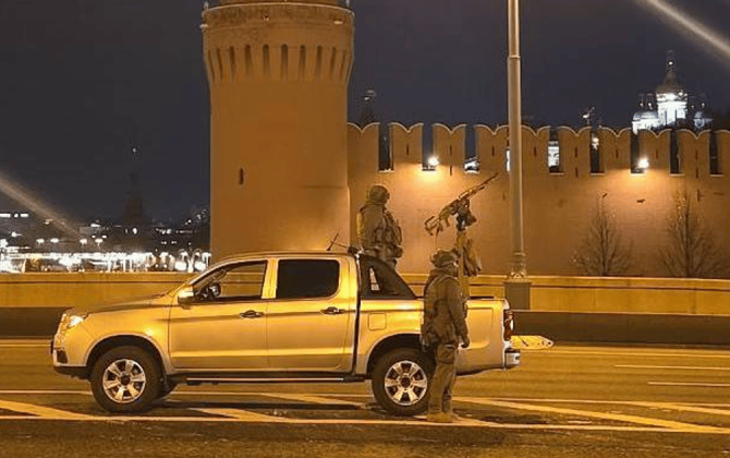 General Kelloqun qızı Kremli mühafizə edənləri gülüş hədəfinə çevirdi...-FOTO