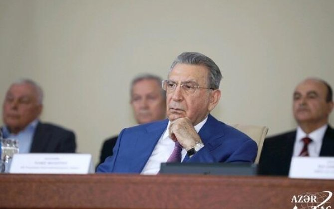 Villasında ayrıca iclas salonu yaradıb, tribuna qurubmuş