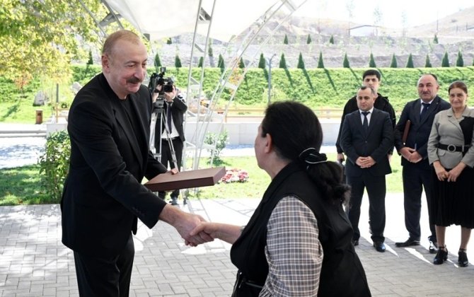 Prezident Horovluda sakinlərlə görüşdü, mənzillərin açarlarını təqdim etdi - FOTOLAR