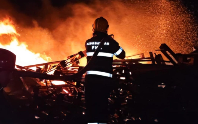 Bakıda taxtalar yığılan ərazidə yanğın söndürülüb - VİDEO - YENİLƏNİB