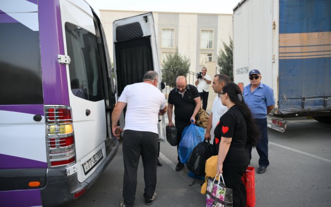 В Агдам и Агдере выехала очередная группа бывших вынужденных переселенцев